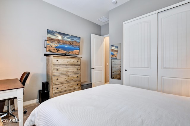 bedroom featuring carpet flooring and a closet