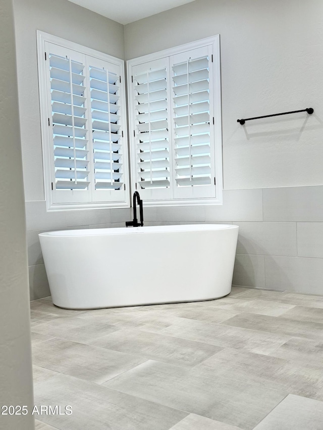 bathroom featuring a bathing tub