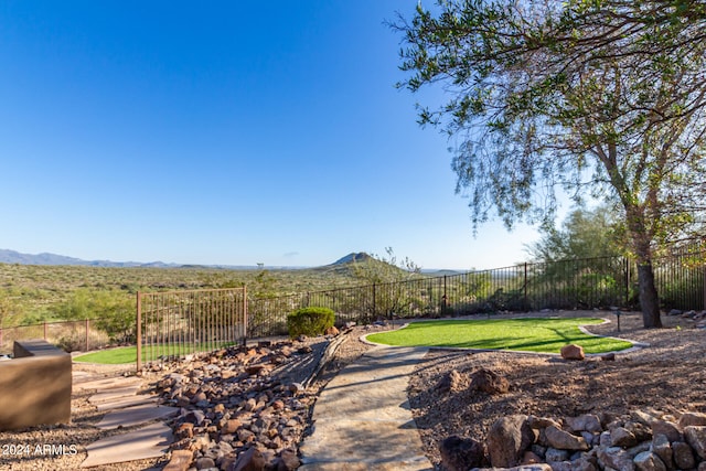 view of yard featuring a mountain view