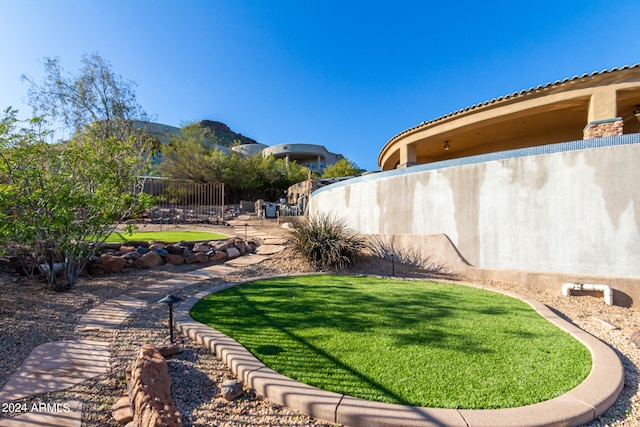 view of yard with a mountain view