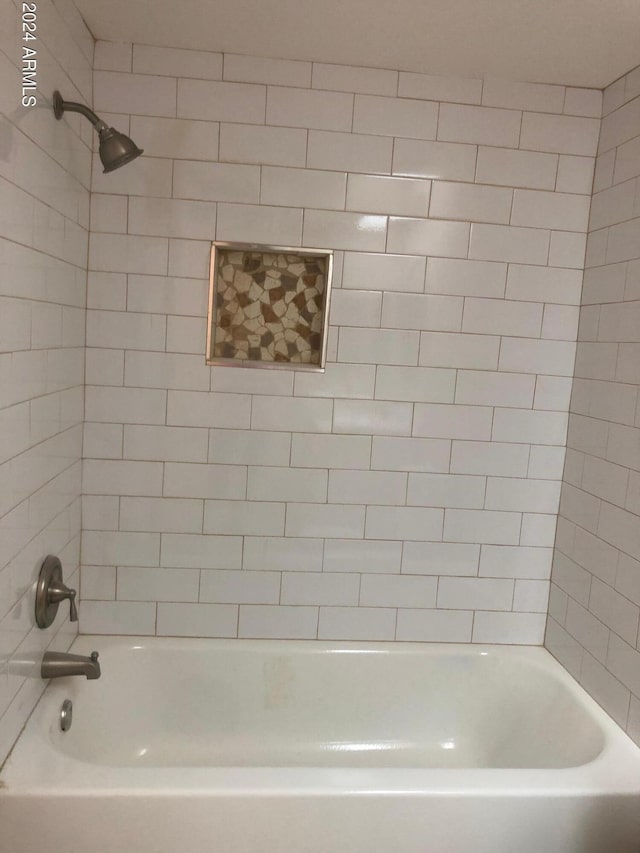 bathroom with tiled shower / bath