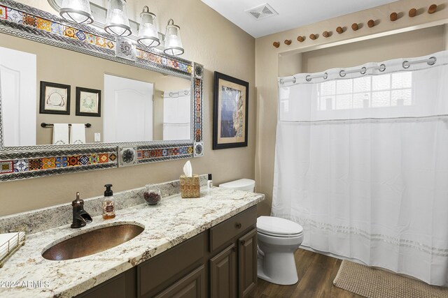 38065 N Cave Creek Rd Unit 4, Cave Creek, AZ 85331 - bathroom with toilet, curtained shower, vanity, wood finished floors, and visible vents