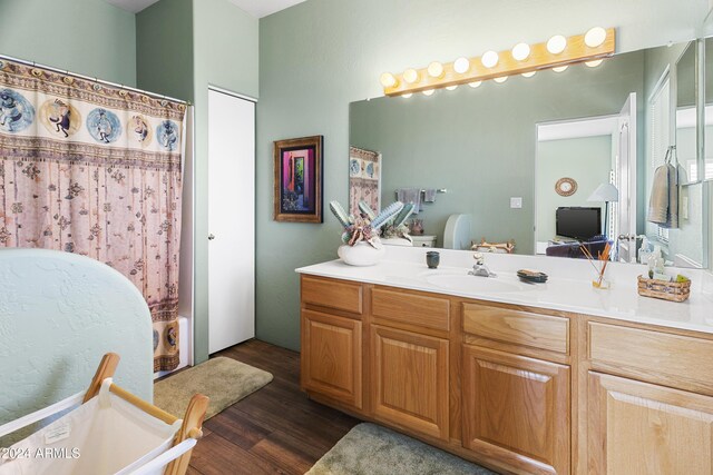38065 N Cave Creek Rd Unit 4, Cave Creek, AZ 85331 - ensuite bathroom featuring ensuite bath, wood finished floors, vanity, and a shower with curtain