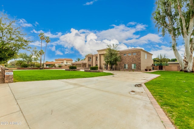 view of front facade featuring a front lawn