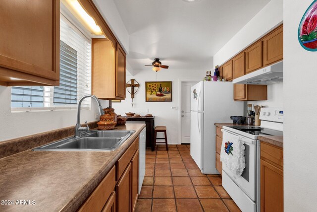 kitchen with ceiling fan, sink, electric range, and dark tile patterned floors