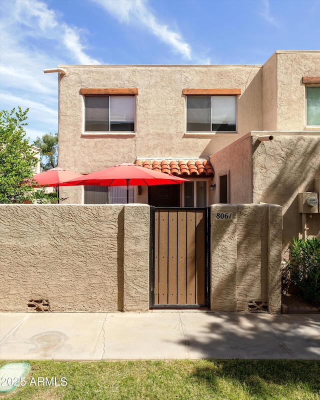 view of front of house featuring a gate and a fenced front yard