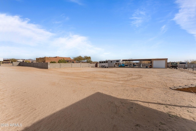 view of yard with an outbuilding