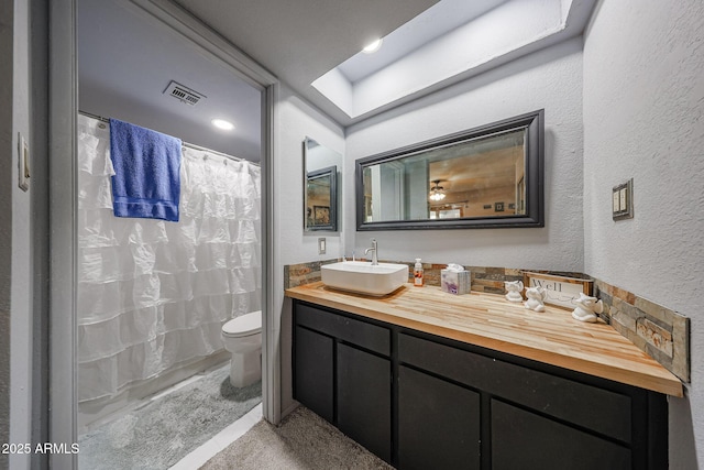14412 N 39th Ave, Phoenix, AZ 85053 - full bathroom featuring toilet, vanity, a shower with curtain, and a textured wall