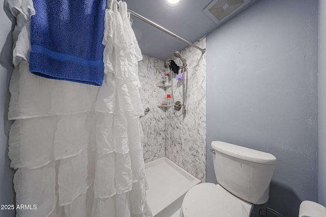 14412 N 39th Ave, Phoenix, AZ 85053 - full bathroom featuring a shower with shower curtain and toilet