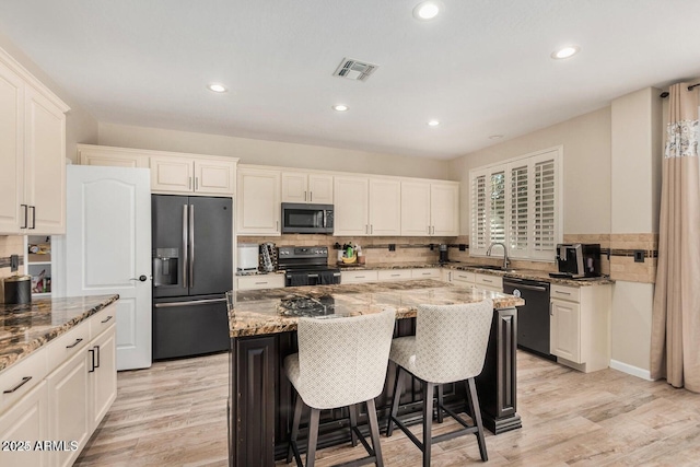 9566 N 83rd Dr, Peoria, AZ 85345 - kitchen featuring recessed lighting, a sink, stainless steel appliances, tasteful backsplash, and visible vents