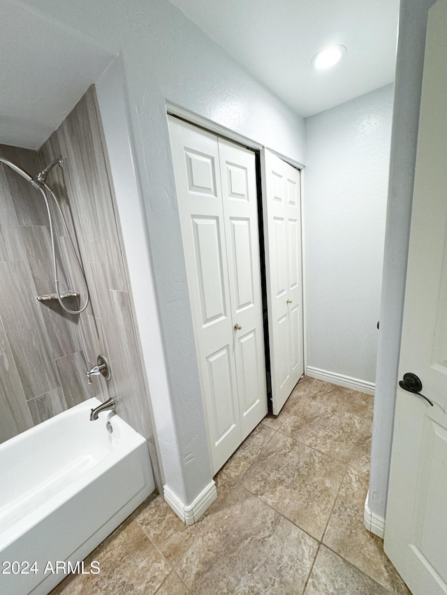 bathroom featuring tiled shower / bath combo