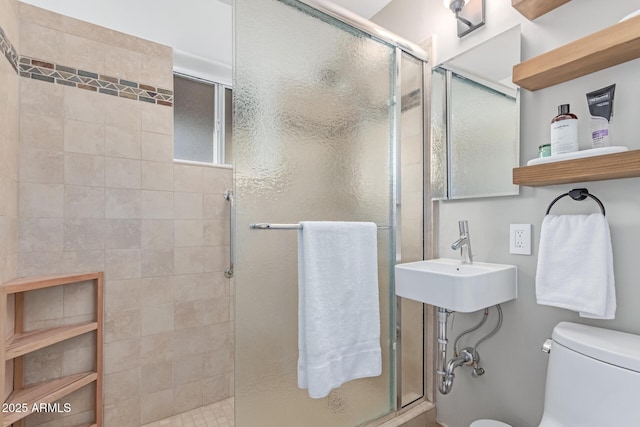 full bathroom featuring a sink, toilet, and tiled shower