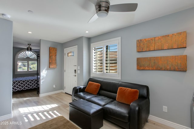 living area featuring light wood-type flooring, ceiling fan, baseboards, and recessed lighting