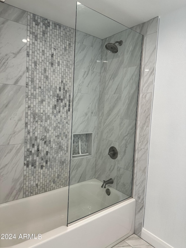 bathroom with tiled shower / bath