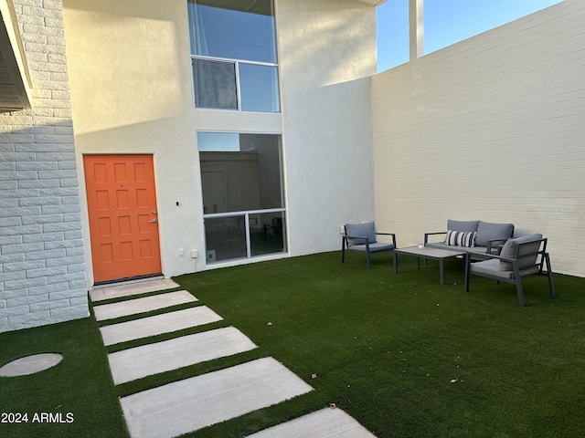 view of yard featuring an outdoor hangout area