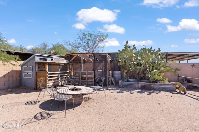 view of yard featuring a storage shed and an outdoor fire pit