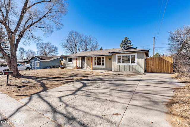 ranch-style house featuring covered porch