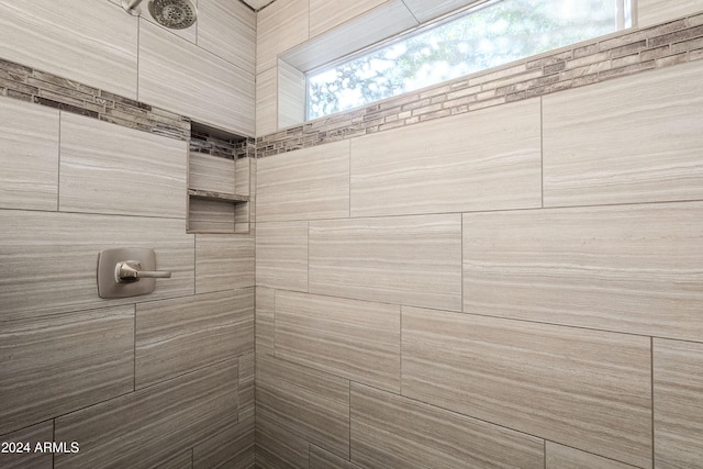 bathroom featuring a tile shower