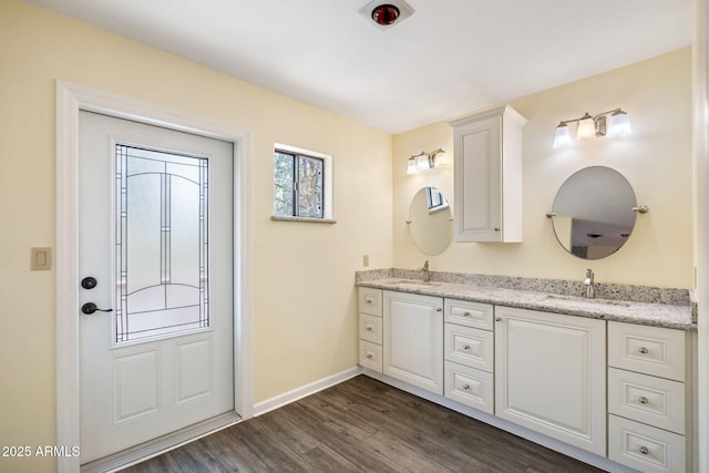103 E Glade Ln, Payson, AZ 85541 - full bath featuring double vanity and wood finished floors