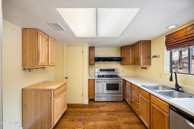 103 E Glade Ln, Payson, AZ 85541 - kitchen with stainless steel appliances, under cabinet range hood, dark wood-style flooring, light countertops, and recessed lighting