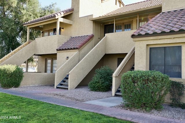 entrance to property featuring a balcony