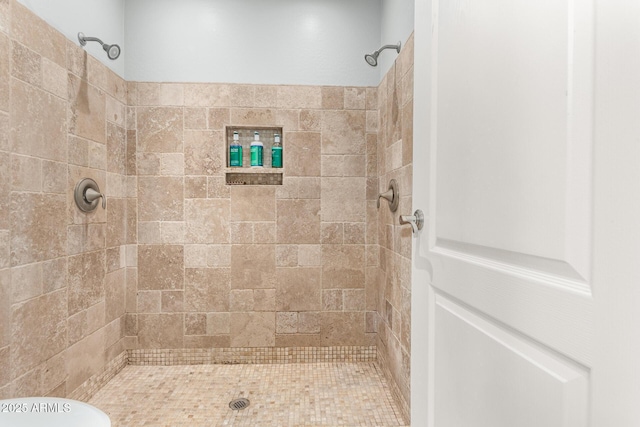 bathroom featuring tiled shower