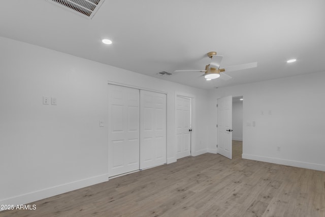 unfurnished bedroom with baseboards, light wood-type flooring, recessed lighting, a closet, and ceiling fan