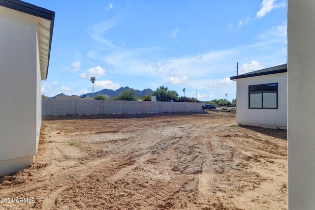 view of yard with a mountain view