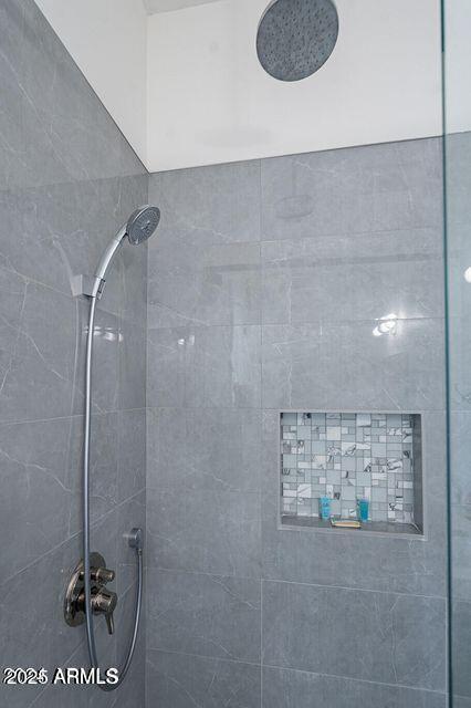 full bath featuring a tile shower