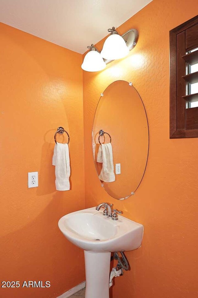7712 S 37th Way, Phoenix, AZ 85042 - view of bathroom