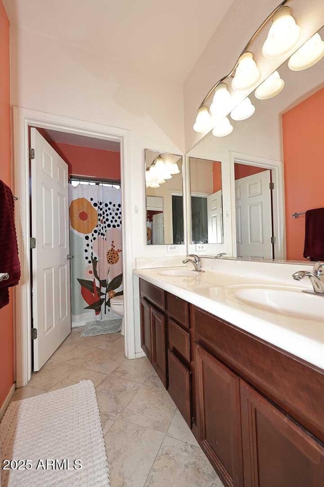 7712 S 37th Way, Phoenix, AZ 85042 - full bath featuring toilet, double vanity, and a shower with shower curtain
