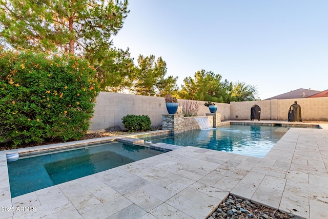 3884 S Wilson Dr, Chandler, AZ 85286 - view of swimming pool featuring a pool with connected hot tub, a fenced backyard, and a patio
