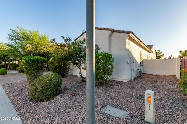 3884 S Wilson Dr, Chandler, AZ 85286 - view of side of home with stucco siding and a tiled roof