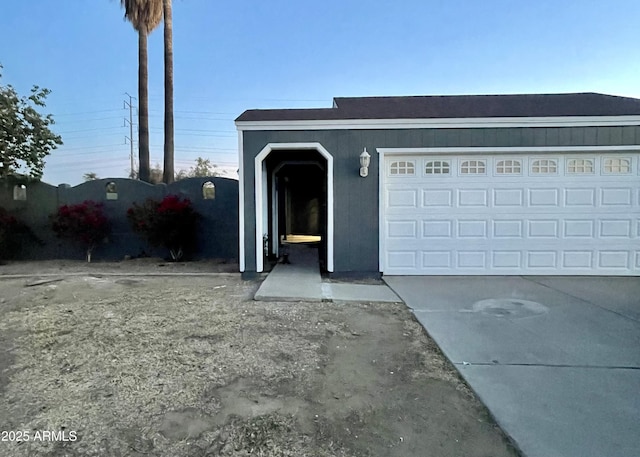 view of front facade with a garage and driveway