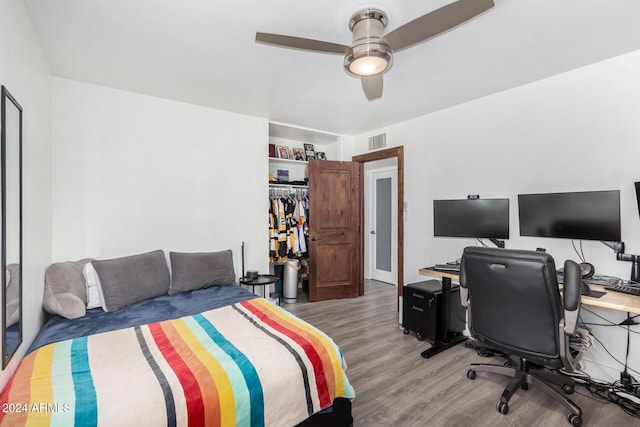 bedroom featuring light wood-type flooring, a closet, and ceiling fan