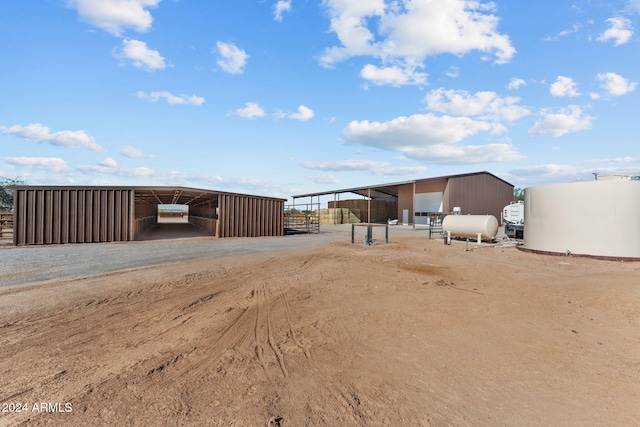 view of yard with an outdoor structure