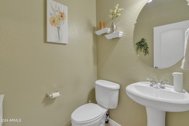 bathroom featuring toilet and sink