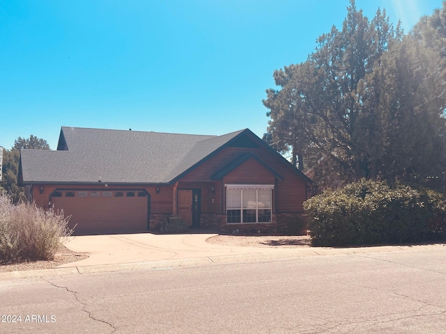 view of front facade featuring a garage and driveway