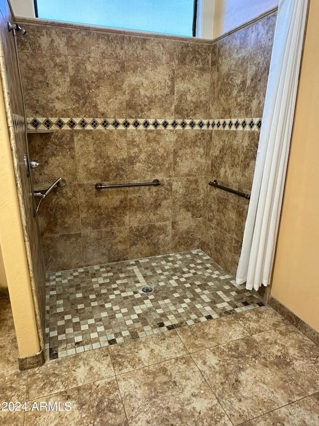 bathroom featuring a healthy amount of sunlight and a tile shower