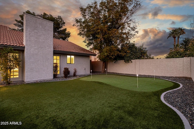 view of yard at dusk