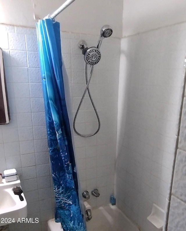 bathroom with shower / bath combo