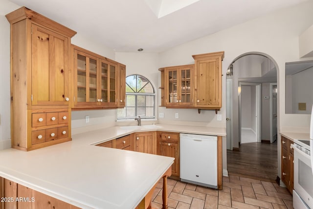 16216 N Runyon Pl, Fountain Hills, AZ 85268 - kitchen with white appliances, a sink, a peninsula, arched walkways, and light countertops