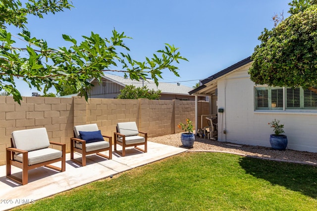 view of yard featuring a patio