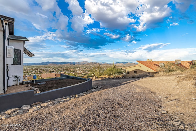 view of yard featuring a mountain view