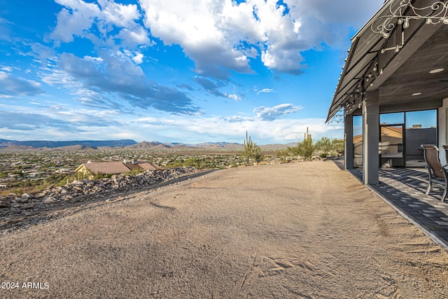 view of yard featuring a mountain view