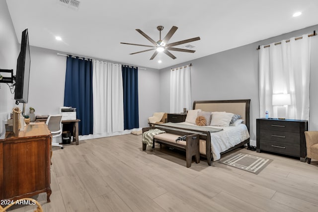 bedroom featuring light wood finished floors, a ceiling fan, visible vents, and recessed lighting