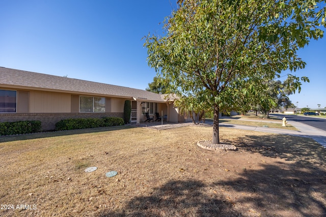 view of front of property featuring a front lawn