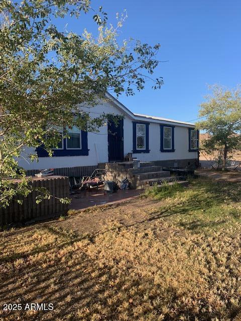 view of front of house featuring a front lawn