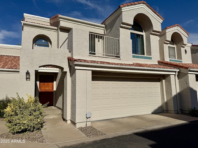 1060 E Louis Way, Tempe, AZ 85284 - view of front facade featuring a tile roof, stucco siding, and an attached garage