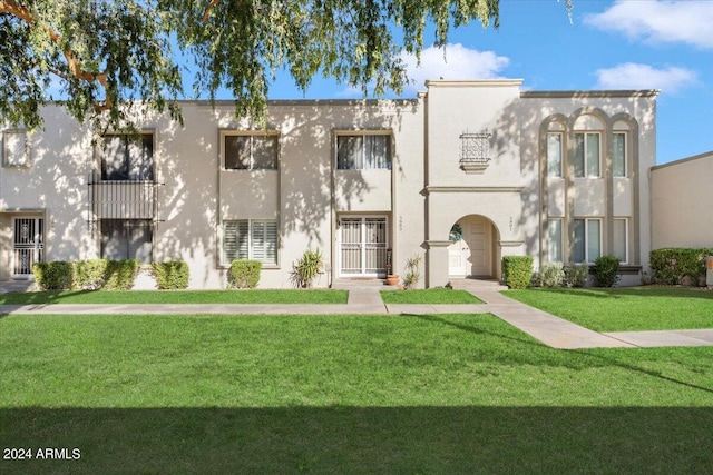 view of front of property featuring a front lawn